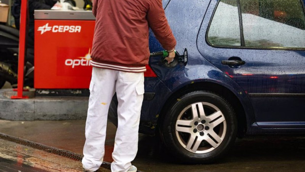 ep archivo una persona echa gasolina del surtidor de una gasolinera a 14 de diciembre de 2022 en ep archivo una persona echa gasolina del surtidor de una gasolinera a 14 de diciembre de 2022 en