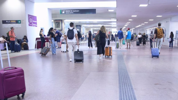 ep archivo   varias personas en la estacion de chamartin