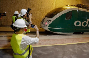 ep archivo   varios trabajadores hacen una fotografia al tren laboratorio de adif a su llegada a la