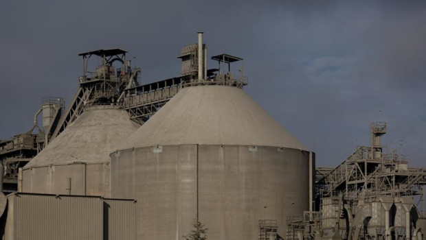 ep archivo   vista de una fabrica de cemento