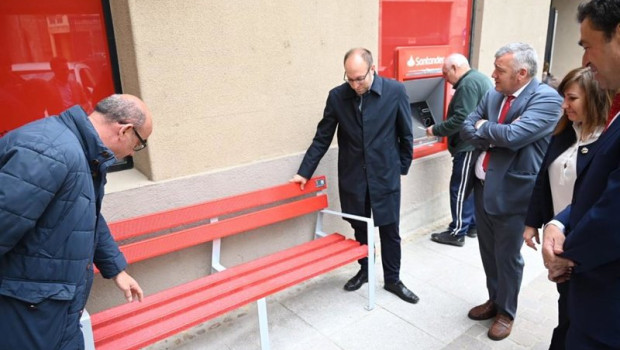 ep banco fabricado con tarjetas de credito de banco santander recicladas en ciudad rodrigo salamanca ep banco fabricado con tarjetas de credito de banco santander recicladas en ciudad rodrigo salamanca