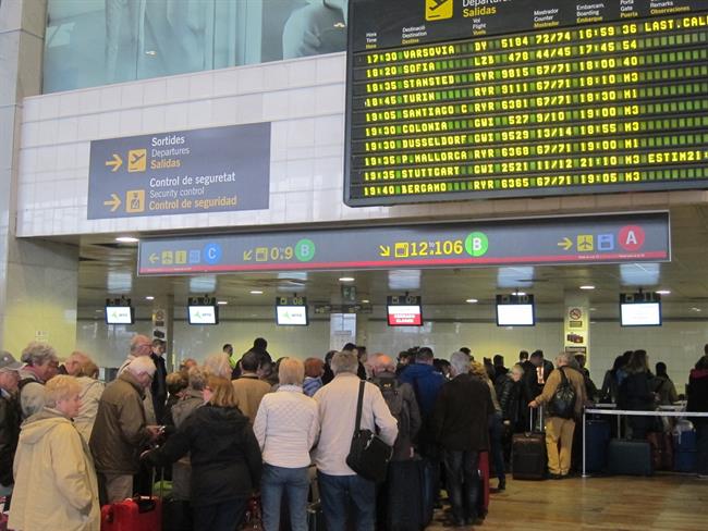ep cola pasajeros aeropuerto barcelona