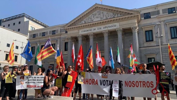 ep concentracion del sector de la imagen personal ante el congreso de los diputados para pedir la