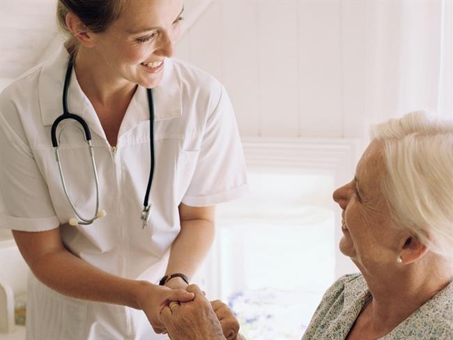 ep consulta medica enfermeta atiendeuna anciana medico