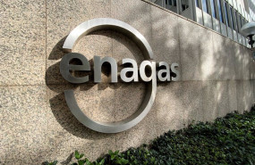 ep detalle del logo de enagas en la sede de la empresa de infraestructuras de gas natural en madrid