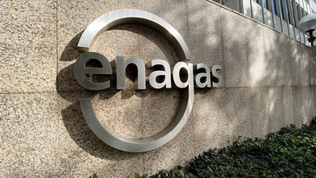 ep detalle del logo de enagas en la sede de la empresa de infraestructuras de gas natural en madrid