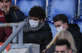 ep dos aficionados de la as roma con mascaras