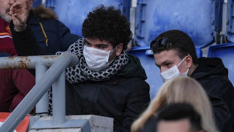 ep dos aficionados de la as roma con mascaras
