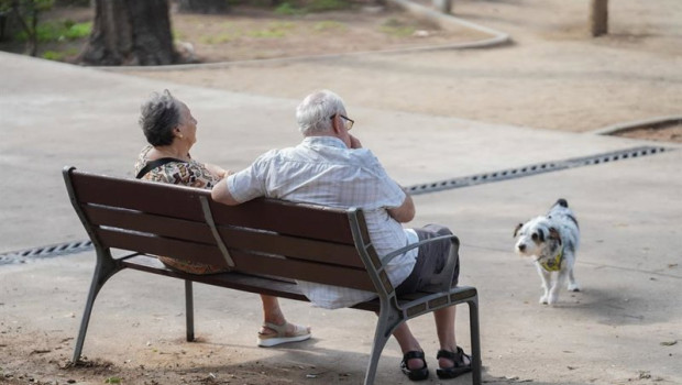 ep dos pensionistas en un parque de cataluna con su perro
