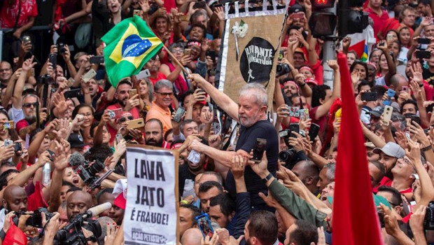 ep el expresidente de brasil lula da silva durante una manifestacion a su favor tras su salida de la