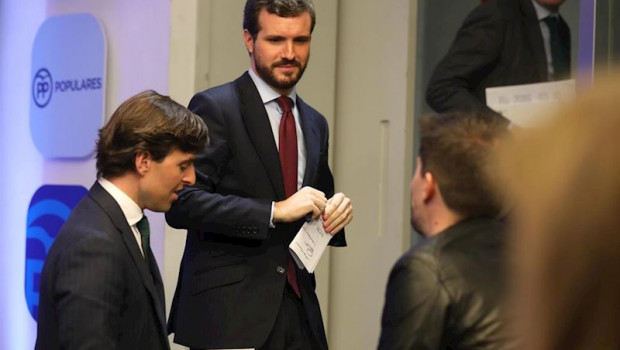 ep el presidente del partido popular pablo casado centro junto al vicesecretario nacional de