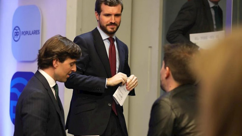 El presidente del Partido Popular, Pablo Casado (centro), junto al vicesecretario nacional de Comunicación del PP, Pablo Montesinos. En la sede de Partido Popular ubicado en la calle de Génova, Madrid (España), a 9 de marzo de 2020. | Marta Fernández Jara - Europa Press ep el presidente del partido popular pablo casado centro junto al vicesecretario nacional de