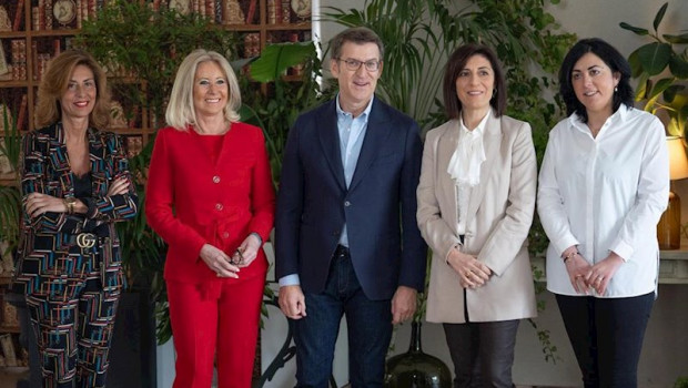 ep el presidente del ppdeg alberto nunez feijoo posa junto a las cabezas de lista del pp para las