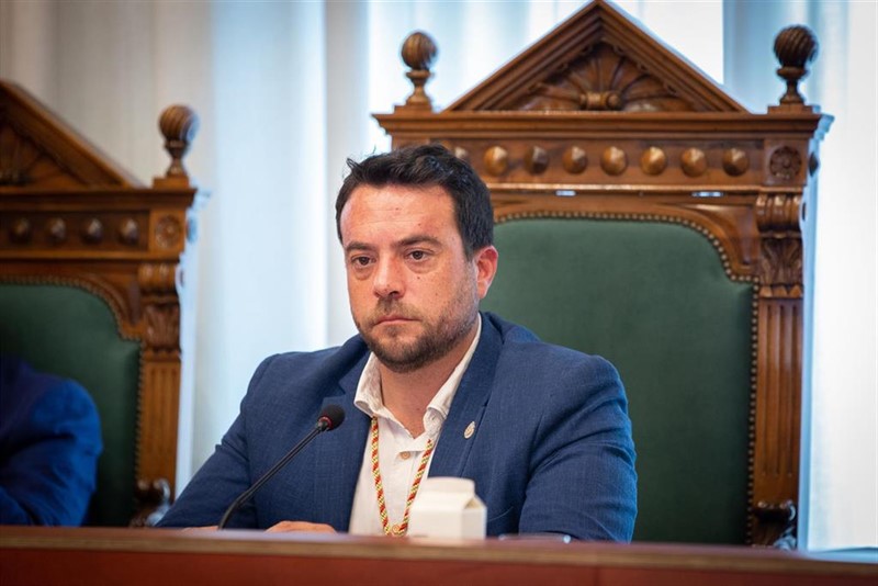https://img1.s3wfg.com/web/img/images_uploaded/7/f/ep_el_socialista_alex_pastor_presente_en_la_sesion_de_constitucion_del_ayuntamiento_de_badalona.jpg