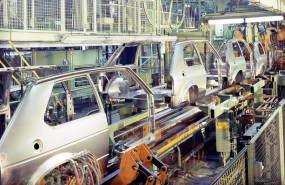 ep el volkswagen golf salia de las fabricas de la compania en wolfsburg en 1974