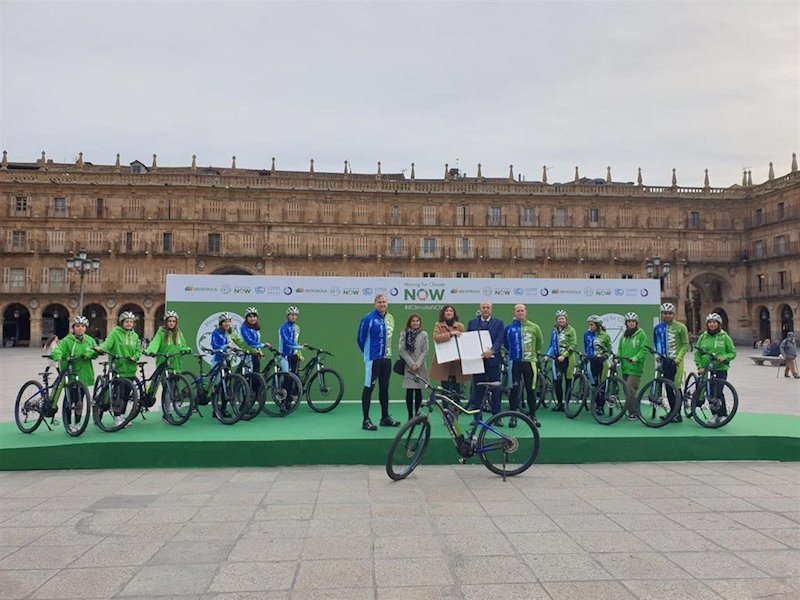 ep entrega de una copia del manifiesto de moving for climate now en la plaza mayor de salamanca ep entrega de una copia del manifiesto de moving for climate now en la plaza mayor de salamanca