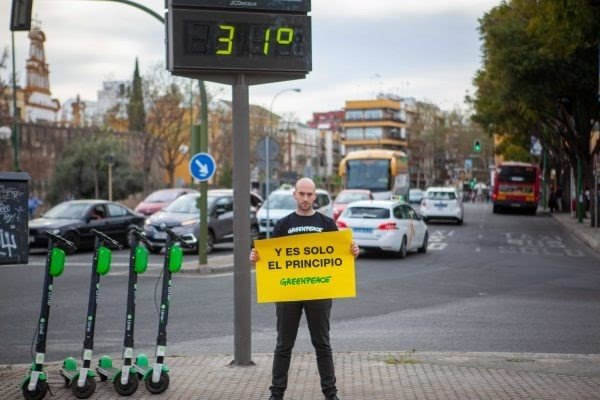 ep imagenes de greenpeace con un termometro de sevilla marcando 31 grados en marzo