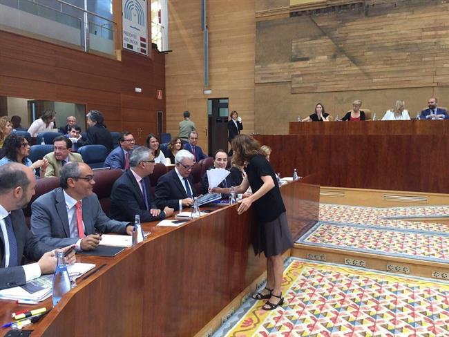ep la diputada monica garcia entregaabanicoconsejerosanidad