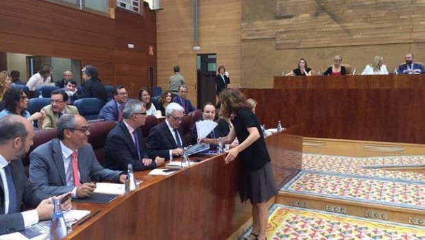 ep la diputada monica garcia entregaabanicoconsejerosanidad