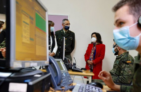 ep la ministra de defensa margarita robles c durante su visita la unidad de vacunacion del hospital