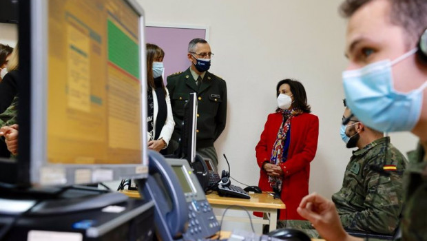 ep la ministra de defensa margarita robles c durante su visita la unidad de vacunacion del hospital