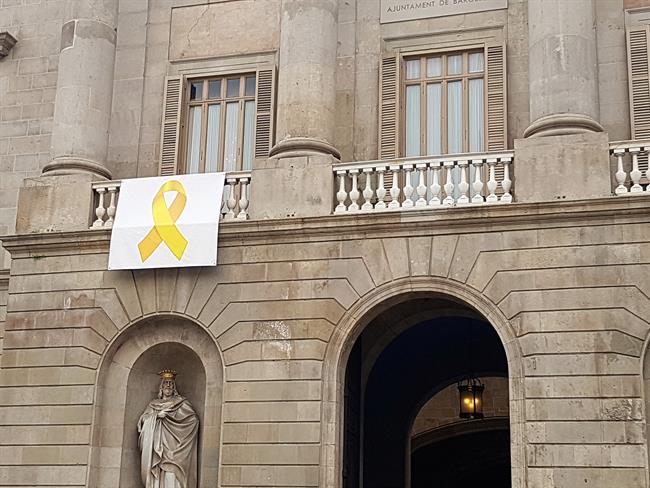 Lazo amarillo en el balcón del Ayuntamiento de Barcelona | EUROPA PRESS ep lazo amarillobalconayuntamientobarcelona