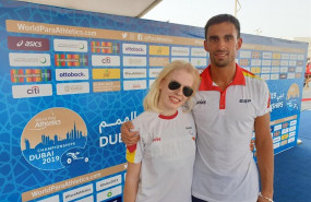 ep meritxell play junto a su guia robert tras lograr el bronce en longitud el mundial paralimpico de