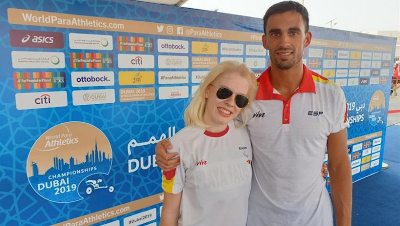 ep meritxell play junto a su guia robert tras lograr el bronce en longitud el mundial paralimpico de