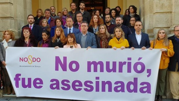 ep minutosilenciolaura luelmolas puertasayuntamientosevilla