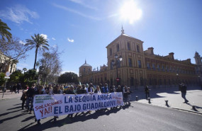 ep muchos agricultores tras la pancarta durante la manifestacion de los agricultores del bajo