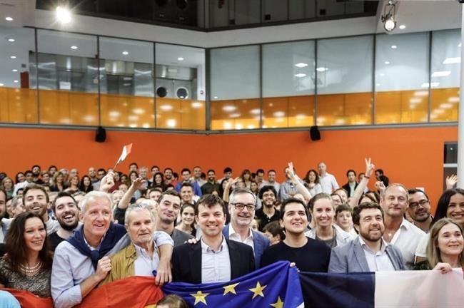 Seguidores de Macron en la sede de Ciudadanos en Madrid | EUROPA PRESS ep seguidoresmacronla sedeciudadanosmadrid