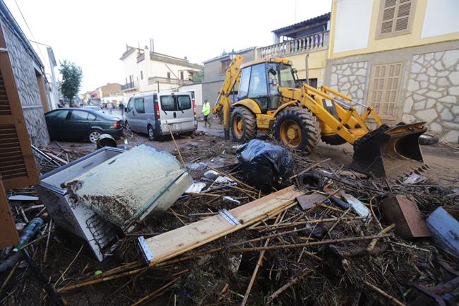 ep tractor recogiendo desperfectoslas lluvias sant lloren