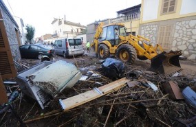 ep tractor recogiendo desperfectoslas lluvias sant lloren