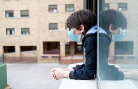 ep un nino con una mascarilla se asoma a la ventana de su casa en valdemoro madrid el pasado mes de
