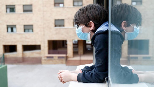ep un nino con una mascarilla se asoma a la ventana de su casa en valdemoro madrid el pasado mes de