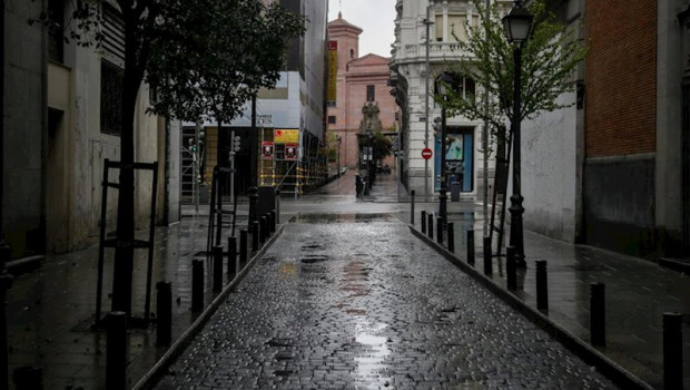 ep una centrica calle de madrid vacia donde las temperaturas han bajado estrepitosamente durante el