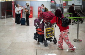 ep una mujer con varias maletas en el aeropuerto adolfo suarez madrid barajas durante la primera