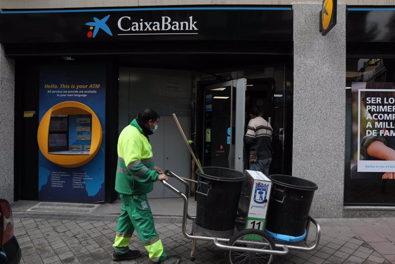 Los trabajadores de CaixaBank piden ayuda a los partidos políticos para frenar el ERE