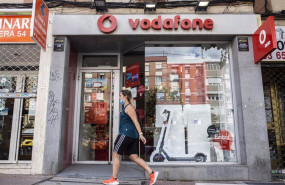 ep una persona pasa delante de una tienda de vodafone en madrid el dia en el que la compania de