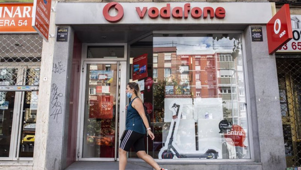 ep una persona pasa delante de una tienda de vodafone en madrid el dia en el que la compania de