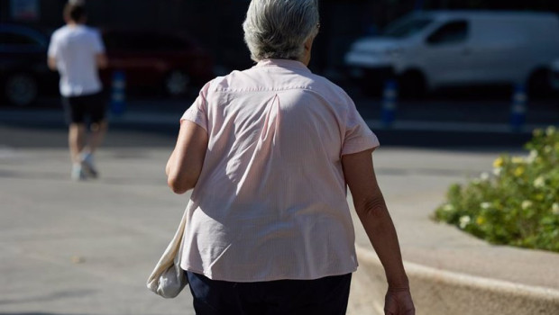 ep una senora mayor camina por una calle de madrid
