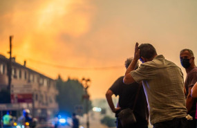 ep varias personas observan el fuego durante las labores de extincion del incendio forestal a 25 de