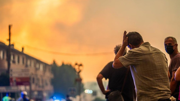 ep varias personas observan el fuego durante las labores de extincion del incendio forestal a 25 de