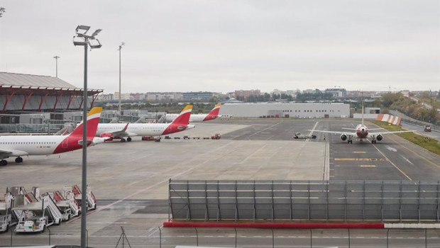 ep varios aviones en el aeropuerto adolfo suarez madrid barajas