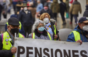 ep varios pensionistas sujetan una pancarta durante la manifestacion convocada por el movimiento
