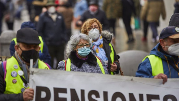 ep varios pensionistas sujetan una pancarta durante la manifestacion convocada por el movimiento
