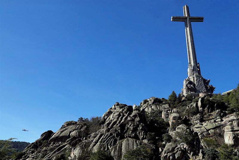 https://img1.s3wfg.com/web/img/images_uploaded/7/f/ep_vista_del_helicoptero_que_traslada_los_restos_de_francisco_franco_tras_su_exhumacion_del_valle_de.jpg