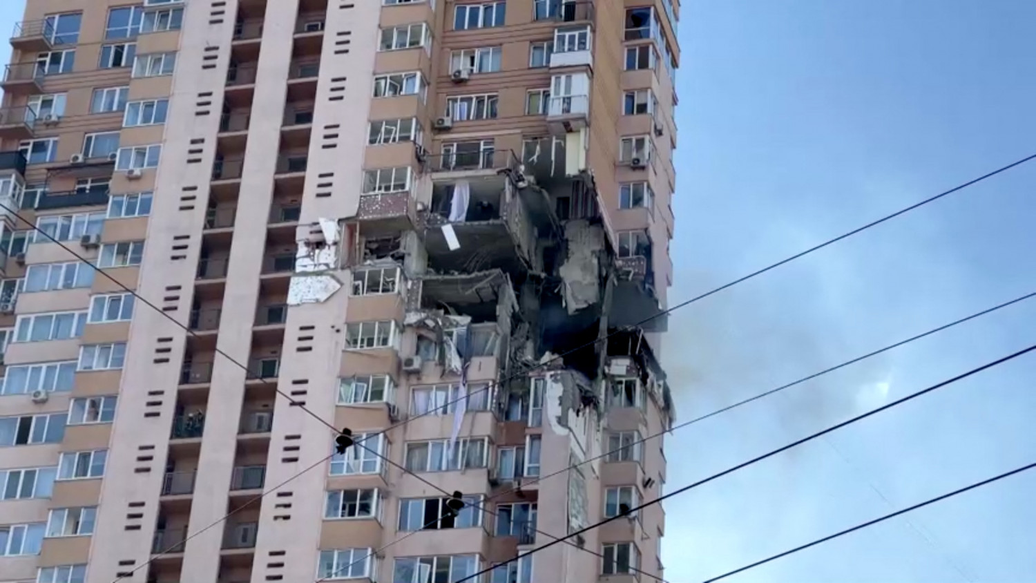 les bombardements russes continuent en ukraine kiev resiste 
