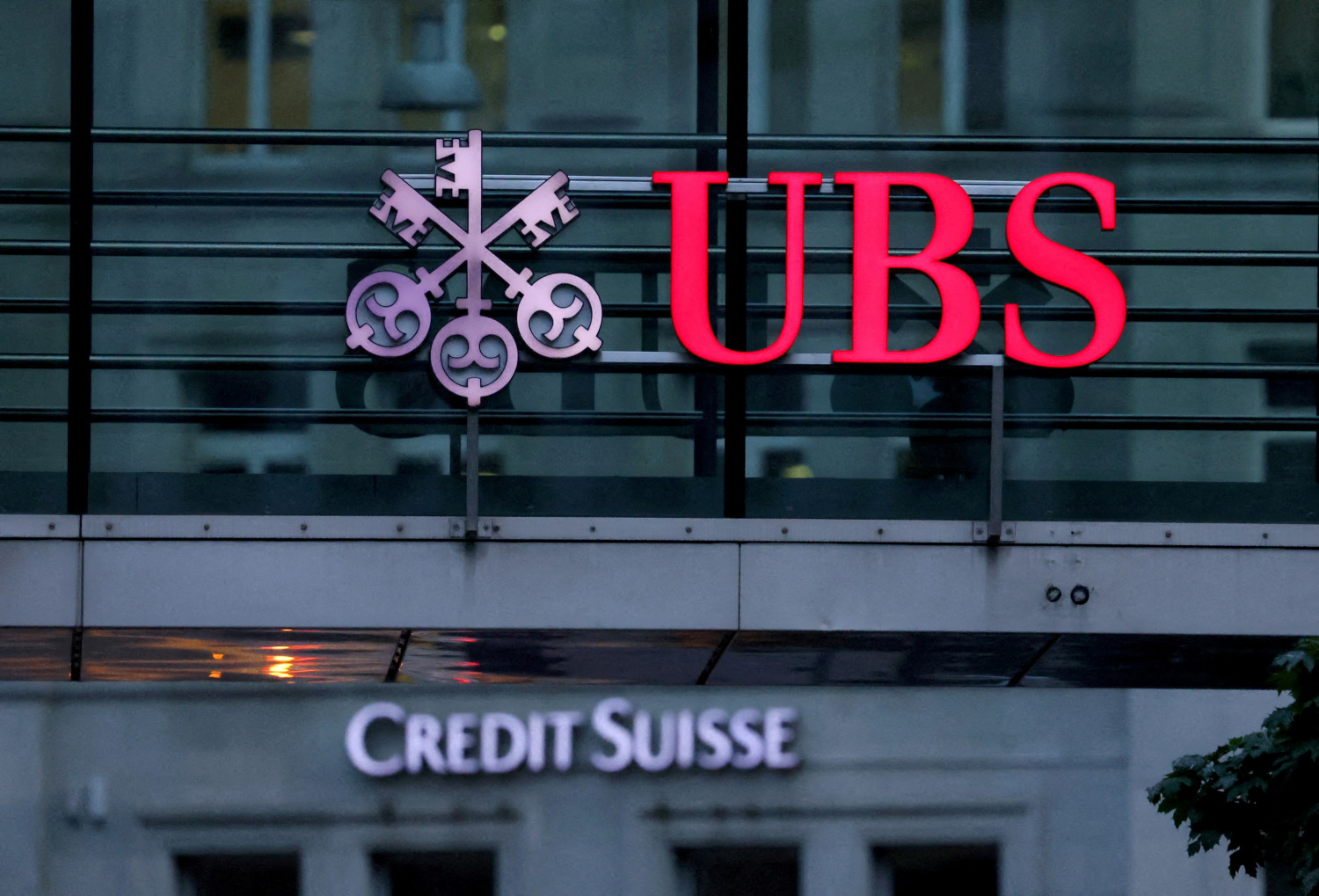 les logos ubs et credit suisse a zurich 20240814083931 les logos ubs et credit suisse a zurich 20240814083931