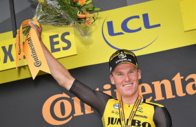 ep 06 july 2019 belgium brussels dutch cyclist mike teunissen r of team jumbo-visma celebrates on the podium after winning the first stage of the 106th edition of the tourfrance cycling race 1945km in brussels photo david stockmanbelgadpa